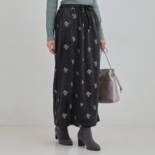 大人な小花柄が魅力の 刺繍ベロア調ナロースカート