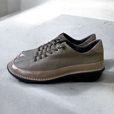 [^:088881404]ɗD݌vǋA4E̕L݌vƎRȑ̌`ɃtBbgIu[NgD̗p̃RtH[gV[ÝAyʂŒԕĂɂAɃC\[i~j̏ՌzAɉBꂽbStBbg߂邱ƂŁAKȕsT|[gAN₩ȃJ[͂̃fC[V[YłBX^btr[yX^btFK / ĩTCYF23.0cm / bELz4ELƕĊ҂Ď܂AIu[NgD̂Ŗ{Ɏw悪ƂĂāAL̎łSXgX܂Byʂő^тX[YȏɁAɓĂNbV̍C\[T|[gĂāAĂꂻłBbSR̉ɉBĂ̂ŁARقǂȂĂEł̂֗Ifj⍕{gX̍Fɂ҂ŁAy݂ȂKɉ߂ɂ߂łB