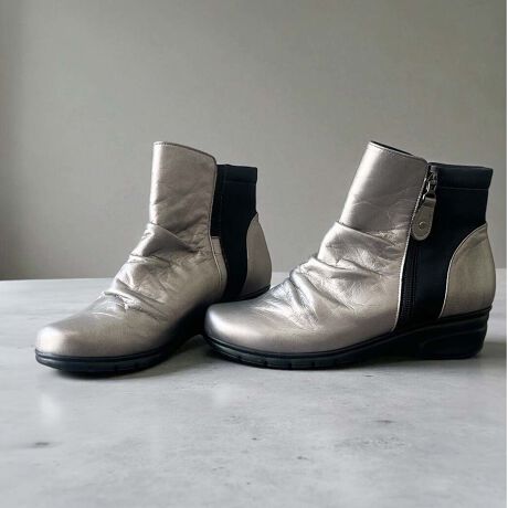 [^:021214403]yʐ݌vł܂ŃXj[J[̂悤ȗSñANu[ćAƌ΂߂ɔzuꂽTCht@Xi[ƁAAbp[̏_炩ȃU[fނ邭キƂMU[IŁAEقǊȒPłȂA芴̂߂̃\[肰ȂX^CAbvAG߂̃fC[[Xɂ҂̃RtH[gu[cłByPOINTzEyʗċAɂ̌yʂBłm炸̑ɁBEIu[NgD̐ew珬wɉĎ΂߃JbgꂽCBܐɂƂ肪ł邽ߎw⑫悪ɂBENbV~tJtJ̃NbVfނs̏ՌzBɕSƕBEt@Xi[t傫Jt@Xi[ŌCЂ񂾂܂܂łE炭炭ByX^btFH / ĩTCYF24.0cm / bʁz܂Ɏċ̂A{ɒyʂŁAĂ邱ƂYقǑ^тX[Yȓ_łBÊ₷QŁA΂߂ɑTCht@Xi[傫J߁AZłTbƗ܂BfUĆAAbp[̂キƂMU[炵_炩ۂŁAJWAAXJ[gɂpcɂ킹₷\܂BɁA悢݂̃\[nʂ̏ՌzA肰ȂX^CAbvĂ邽߁AȂRtH[gȈꑫłB