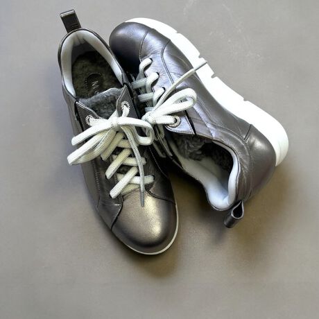 [^:024243531]iɍʂA^bNJ[̃\tgU[Xj[J[̓ŕ\ςiȋPAȂ̑薣͓Iɉo܂B܂Aقǌyʂȁuyʃ\[v́AʓIȃXj[J[̏d𕢂قǂ̌yŁAԂ̗dVbsOłɂ̂͂łBX^btr[yX^btFF / ĩTCYF23.5cm / ʁz܂Ã^bNJ[h肷Al̃JWAX^Cɂ҂łBۂɗĂ݂ƁAڂƃ\[_炩yʂŁAԕĂɂRtH[gȗSnɋ܂B̃{A炵AƂ̂|CgB̃Xj[J[ɕς邾ŁAVvȃjbgfjX^CCɏ{̃R[fBl[gɎdオ܂B