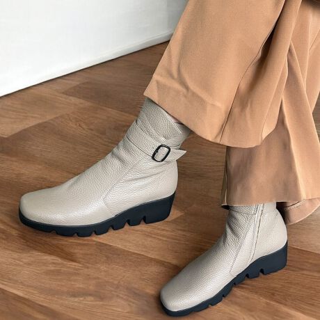 [^:088883565]㎿ȃ\tgU[gpȂ₩ȗSn͂̃V[gu[cłB̃xgfUCANZgɂȂAꂽl̃JWAX^Co܂BAbp[ɂ݂̗͑ǂ_炩ȃ\tgU[̗pĂAقǂɑɃtBbgĉKȗSn܂BiȃV{ǂȃR[fBl[gNAbvĂ܂Bɂ̓X[YɊJłt@Xi[AZ}ł鎞łXgXȂE\łByʂŃNbV̂\[́Aւ̕SyAԂ̂oɂœKBMUMUƂfUCnʂ葨A芴̂sT|[g܂B̃xgɂ͂肰Ȃ^obN炢AŜ̃fUC߂iȃANZgɁBVvō킹₷fUĆAJWA炫ꂢ߂܂ŕL􂷂ꑫłBX^btr[yX^btFM / ĩTCYF24.0cm / LziAĽCT̂ɋJĂ܂ÃV[gu[c͖{ɊIȗSnłIyƃNbVłBڂ͂Ƃu[cłAۂɗƔɌyŁAXj[J[̂悤Ȋoŕ܂BNbṼ\[n̏ՌzĂ̂ŁAANeBuȃV[ɂœKłB̃t@Xi[́AZɂ͖{ɕ֗BTbƒEłyAXgXt[œgɂ҂łB̃xgƂ肰Ȃ^obNAJWAɂȂ肷AiȈۂ^Ă̂ŁAItBXX^Cɂ􂵂łB