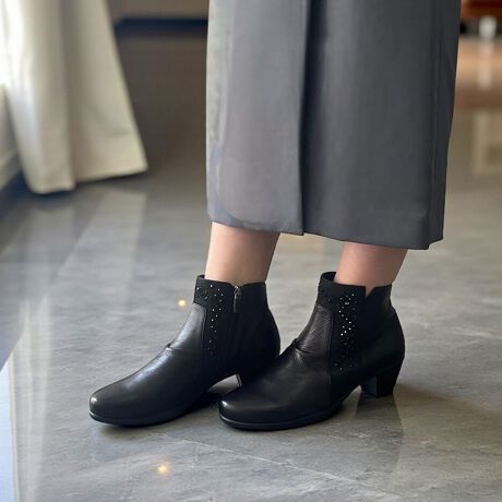 [^:08888982]؂₩ȃrW[ƉKȗSn𗼗V[gu[cłBTChɂꂽ@ׂȃrW[тɂ߂AR[fBl[gɏiȉ؂₩vXBVvȂڂ䂭fUCŁAGKgɍʂ܂B芴̂鑾߃q[Ə_炩ȃAbp[fނŁAԂ̕sKBt@Xi[ŒEX[YȂ̂ŁAZ₨ołXgXȂg܂BJWA炫ꂢ߂܂ŕL킹₷ApcX^CŃN[ɁAXJ[g⃏s[Xƍ킹ăGKgɁBH~̑Ɖ؂₩ɉoꑫłByX^btFA^ĩTCYF23.5cmEMTCYpzG^J[iŁAǂȃR[fɂȂ݂₷V[gu[cłBTCh̃X^bYfUC肰Ȃ؂₩ŁAVvȃX^C̃ANZgɂȂ܂B߂̃q[ň芴Aڈȏɕ₷AԂ̒płɂSnłB̃SdlŒE₷A܂̃tBbg悢łBpcX^CɂXJ[gɂ킹₷Aʋ΂₨oȂǕLV[Ŋ􂵂ĂꂻłB