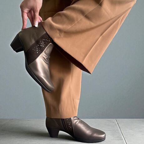 [^:08888982]؂₩ȃrW[ƉKȗSn𗼗V[gu[cłBTChɂꂽ@ׂȃrW[тɂ߂AR[fBl[gɏiȉ؂₩vXBVvȂڂ䂭fUCŁAGKgɍʂ܂B芴̂鑾߃q[Ə_炩ȃAbp[fނŁAԂ̕sKBt@Xi[ŒEX[YȂ̂ŁAZ₨ołXgXȂg܂BJWA炫ꂢ߂܂ŕL킹₷ApcX^CŃN[ɁAXJ[g⃏s[Xƍ킹ăGKgɁBH~̑Ɖ؂₩ɉoꑫłByX^btFA^ĩTCYF23.5cmEMTCYpzG^J[iŁAǂȃR[fɂȂ݂₷V[gu[cłBTCh̃X^bYfUC肰Ȃ؂₩ŁAVvȃX^C̃ANZgɂȂ܂B߂̃q[ň芴Aڈȏɕ₷AԂ̒płɂSnłB̃SdlŒE₷A܂̃tBbg悢łBpcX^CɂXJ[gɂ킹₷Aʋ΂₨oȂǕLV[Ŋ􂵂ĂꂻłB