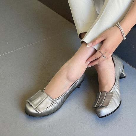 NVJȃfUCɁAܐ̌у{imbg{j`[tiȃANZgYubNpvXłBGKgȃ{fUCƁAwɂƂXNGAgD̑gݍ킹AKȗSn܂Bq[͕₷3`4cmx̃[q[ŁAڒnʂ̍L߂̌`ɂA芴ɂ̂łBItBXł̒ʋ΂AwZsAƂĂ΂܂ŁALV[Ŋ􂷂AꑫƈS̃x[VbNpvXłBX^btr[yX^btFA / ĩTCYF23.5cmAMTCYz{tłAÂȂ肷ȂlۂfUCƂĂfGłBSńAq[ĒႢ߁Anʂɂڒnĕ₷AĂO܂Bܐ:́AXNGAgDȂ̂ŁAw悪LbƒߕtsȂAXgXt[łBfUĆAу{̓IŁAڂ猩Ă܂BN[g⊥ՂȂǂ́uƂvʂAĩItBXJWA܂ŁATPOI΂閜\͂łBu{pvX͉邩ȁHvSOĂɂĂAiƎp˔DGȃpvXłI[^:0212136]