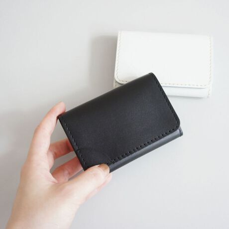 RۃU[gpJ[hP[XŏłsId؂肪̂ŃJ[h𕪂Ď[o܂Bp͂ARۃU[Ȃ̂Ńv[gɂBhƂĂp܂A}`hɓׁALc߂̎dlłBʓIȖhTCY(91~55mm)̏ꍇA|Pbgɑ΂Ď΂߂Ɏ[ĂgpBAg+Ƃ͖{vł͏߂ċCI(Ag+)̍Rۗ͂pĊJꖳ@Rۍ܂ƊvpgbvR[g܂݁AƎJvgpv̕\ʂɕtG/׋ۂ̔ɐB𐧌䂵vi𐴌ɕی삵܂B[^:T2651]