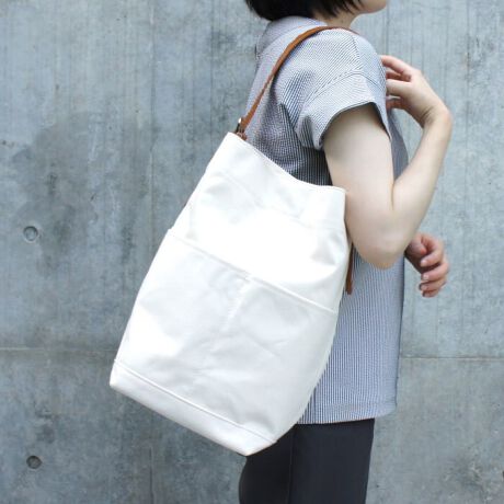 Ao[gА@PWoz_bNLoXiׂŐDグĂ  Dڂׂ炩ŏiȐnʂ̃LoXjgpB  kvxgnh͗킵ĂPOiKiRU`TUj̒߂\ŁA  莝`|Ŏgp邱Ƃł܂B  A4ȏ̑傫ȉו̂oA  s̃TuobOƂčœKȃnhg[gobNłB     EO|PEEE2  E|PEEE1  [^:T3041]   @ 