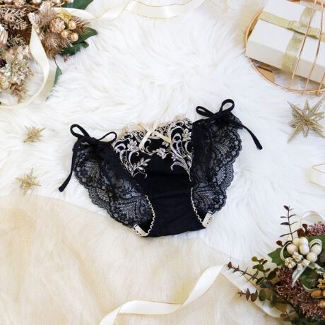 [^ԁFN0579152]ỹC~l[VɏƂ炳āzXg[gC~l[VC[WAT}̃NX}XRNVłBNX}X̃Xg[gC~l[V`[tɂ[X́A߂̂ƂXeb`̃CP~[X@ŁACpNĝ鍋؂Ɏdオ܂BVg̉HAzDȋȐ`hイ́ACP~[XƃN߂̃ӂ񂾂ɂقǂāA܂ŊXʂ铔̂悤Ȃт₩ȋPo܂B̃{ɂ͋PrW[vX܂BJ[̓C~l[VPAzubNANX}Xc[̂悤ȍ؂̃O[AfC[Ɋy߂liȃx[W3FœWJĂ܂B̂ӂƂ܂ÂւƕςĂ܂悤ȃACeɂȂ܂悤ɁBN̔o yRisa Magli Reinei[kjzuh̐Eςy݂BACeEpTCh̃{͌іڂقǂdl̂߁AEGXgTCY̒\BD݂̒SnɒĂ܂B{͐Lk邽߉ɂAق̂ƃZNV[ĂACełBTCYMFqbv 87`95cmLFqbv 92`100cmidlEobNLkFEtgF኱聃֘AACẽACe͈ȉ育mFBE69150 uW[iBECEDjE69151 uW[iEEFjE69152 uW[iGEHjE59156 ubgE79150 m[}V[cE79151 [XV[cE79152 {V[cE79154 TobNV[cE39150 L~\[E29151 ^bvpcE19153 hXE09159 K[^[xgE391