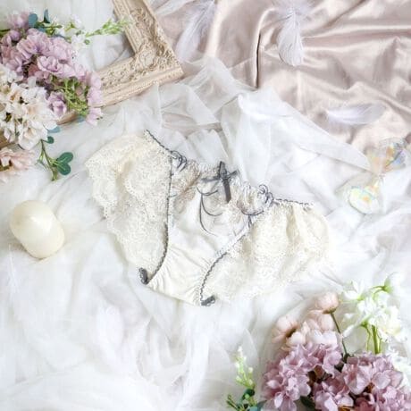 [^ԁFN0579331]yӂ̉Ԃ܂Ƃāz@ׂřR̉ԂC[WV[YłB̌̂悤Ȗ͗lhイԂ́Aӂ񂾂ɂ炢AԂтzɏƂ炳ăLLƋPĂ悤ȃfUCɎdオ܂BԂ͂Ė̌`ɂ邱ƂŁAӂƂ炵oBɂNƃJ[u`sΏƓIɃANZgƂȂAN[ŃGKgȈۂvXĂ܂BFWJ̓VbNłȃJ[𒆐SɂA@ׂ̒ɔ˔RNVłBACeEpgn͑[XɂȂĂALk̂郌[XɐSn悭tBbg܂Bɂ̓SgĂȂ̂ŐH܂AƂSnłB{gXւV[cC܂BʋC悭AKɂp܂BÂA_߂ȂʊfUCAOWA[ȑl͋̕Co܂BTCYMFqbv 87`95cmLFqbv 92`100cmidlEobNLkFEtgF኱聃֘AACẽACe͈ȉ育mFBE69330 uW[iBECEDjE69331 uW[iEEFjE69332 uW[iGEHjE79330 m[}V[cE79331 [XV[cE79334 TobNE79336 Tj^[E19331 JbvtXbvƖ̊֌WɂAۂFČꍇ܂B܂Ap\REX}[gtHȂǂ̊ɂA኱iƉ摜̃J[قȂꍇ܂B