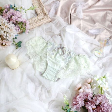 [^ԁFN0579331]yӂ̉Ԃ܂Ƃāz@ׂřR̉ԂC[WV[YłB̌̂悤Ȗ͗lhイԂ́Aӂ񂾂ɂ炢AԂтzɏƂ炳ăLLƋPĂ悤ȃfUCɎdオ܂BԂ͂Ė̌`ɂ邱ƂŁAӂƂ炵oBɂNƃJ[u`sΏƓIɃANZgƂȂAN[ŃGKgȈۂvXĂ܂BFWJ̓VbNłȃJ[𒆐SɂA@ׂ̒ɔ˔RNVłBACeEpgn͑[XɂȂĂALk̂郌[XɐSn悭tBbg܂Bɂ̓SgĂȂ̂ŐH܂AƂSnłB{gXւV[cC܂BʋC悭AKɂp܂BÂA_߂ȂʊfUCAOWA[ȑl͋̕Co܂BTCYMFqbv 87`95cmLFqbv 92`100cmidlEobNLkFEtgF኱聃֘AACẽACe͈ȉ育mFBE69330 uW[iBECEDjE69331 uW[iEEFjE69332 uW[iGEHjE79330 m[}V[cE79331 [XV[cE79334 TobNE79336 Tj^[E19331 JbvtXbvƖ̊֌WɂAۂFČꍇ܂B܂Ap\REX}[gtHȂǂ̊ɂA኱iƉ摜̃J[قȂꍇ܂B