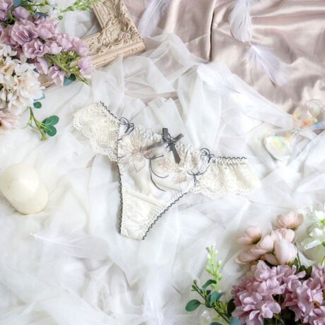 [^ԁFN0579334]yӂ̉Ԃ܂Ƃāz@ׂřR̉ԂC[WV[YłB̌̂悤Ȗ͗lhイԂ́Aӂ񂾂ɂ炢AԂтzɏƂ炳ăLLƋPĂ悤ȃfUCɎdオ܂BԂ͂Ė̌`ɂ邱ƂŁAӂƂ炵oBɂNƃJ[u`sΏƓIɃANZgƂȂAN[ŃGKgȈۂvXĂ܂BobNX^Cɂ̓VA[AbvPYāA؂₩㉟BFWJ̓VbNłȃJ[𒆐SɂA@ׂ̒ɔ˔RNVłBACeEpEGXgobNɂđ[XdlɂȂĂ܂BTobNV[c͑̃V[cɔוzʐςȂߒʋC悭Aɂ߉Kɂp܂BV[c̃CCɂȂȂ߁A{gX̎ނ킸Lp܂BobNG̗D[X̂߁ATobNV[c߂Ă̕pĂ₷fUCłBTCYMFqbv 87`95cmLFqbv 92`100cmidlEobNLkFEtgF኱聃֘AACẽACe͈ȉ育mFBE69330 uW[iBECEDjE69331 uW[iEEFjE69332 uW[iGEHjE79330 m[}V[cE79331 [XV[cE79334 TobNE79336 Tj^[E19331 JbvtXbvƖ̊֌WɂAۂFČꍇ܂B܂Ap\REX}[gtHȂǂ̊ɂA኱iƉ摜̃J[قȂꍇ܂B