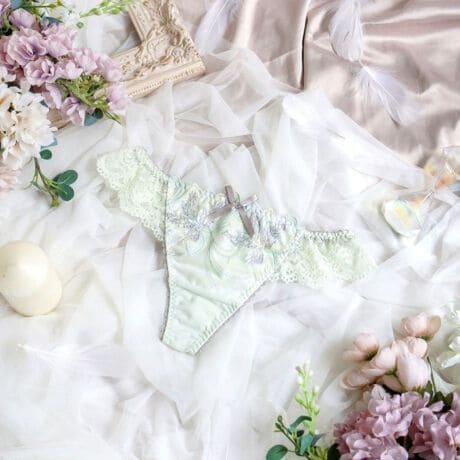 [^ԁFN0579334]yӂ̉Ԃ܂Ƃāz@ׂřR̉ԂC[WV[YłB̌̂悤Ȗ͗lhイԂ́Aӂ񂾂ɂ炢AԂтzɏƂ炳ăLLƋPĂ悤ȃfUCɎdオ܂BԂ͂Ė̌`ɂ邱ƂŁAӂƂ炵oBɂNƃJ[u`sΏƓIɃANZgƂȂAN[ŃGKgȈۂvXĂ܂BobNX^Cɂ̓VA[AbvPYāA؂₩㉟BFWJ̓VbNłȃJ[𒆐SɂA@ׂ̒ɔ˔RNVłBACeEpEGXgobNɂđ[XdlɂȂĂ܂BTobNV[c͑̃V[cɔוzʐςȂߒʋC悭Aɂ߉Kɂp܂BV[c̃CCɂȂȂ߁A{gX̎ނ킸Lp܂BobNG̗D[X̂߁ATobNV[c߂Ă̕pĂ₷fUCłBTCYMFqbv 87`95cmLFqbv 92`100cmidlEobNLkFEtgF኱聃֘AACẽACe͈ȉ育mFBE69330 uW[iBECEDjE69331 uW[iEEFjE69332 uW[iGEHjE79330 m[}V[cE79331 [XV[cE79334 TobNE79336 Tj^[E19331 JbvtXbvƖ̊֌WɂAۂFČꍇ܂B܂Ap\REX}[gtHȂǂ̊ɂA኱iƉ摜̃J[قȂꍇ܂B