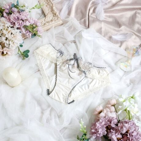 [^ԁFN0579330]yӂ̉Ԃ܂Ƃāz@ׂřR̉ԂC[WV[YłB̌̂悤Ȗ͗lhイԂ́Aӂ񂾂ɂ炢AԂтzɏƂ炳ăLLƋPĂ悤ȃfUCɎdオ܂BԂ͂Ė̌`ɂ邱ƂŁAӂƂ炵oBɂNƃJ[u`sΏƓIɃANZgƂȂAN[ŃGKgȈۂvXĂ܂BTChɂ̓VA[AbvPYāA؂₩㉟BFWJ̓VbNłȃJ[𒆐SɂA@ׂ̒ɔ˔RNVłBACeEpx[VbNȃrLj^CṽV[cłBV[c̑ɂ̓[XgpA{gXւɂȂĂ܂BEGXgɂ͐Lт̂悢Sgp邱ƂŁADɃtBbg܂BƂC̗ǂSnłBTCYMFqbv 87`95cmLFqbv 92`100cmidlEobNLkFEtgF኱聃֘AACẽACe͈ȉ育mFBE69330 uW[iBECEDjE69331 uW[iEEFjE69332 uW[iGEHjE79330 m[}V[cE79331 [XV[cE79334 TobNE79336 Tj^[E19331 JbvtXbvƖ̊֌WɂAۂFČꍇ܂B܂Ap\REX}[gtHȂǂ̊ɂA኱iƉ摜̃J[قȂꍇ܂B