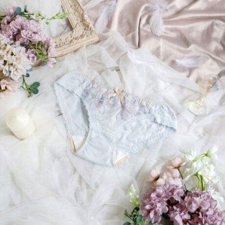 [^ԁFN0579336]yӂ̉Ԃ܂Ƃāz@ׂřR̉ԂC[WV[YłB̌̂悤Ȗ͗lhイԂ́Aӂ񂾂ɂ炢AԂтzɏƂ炳ăLLƋPĂ悤ȃfUCɎdオ܂BԂ͂Ė̌`ɂ邱ƂŁAӂƂ炵oBɂNƃJ[u`sΏƓIɃANZgƂȂAN[ŃGKgȈۂvXĂ܂BFWJ̓VbNłȃJ[𒆐SɂA@ׂ̒ɔ˔RNVłBACeEpRisa MaglĩTj^[V[ćAuW[ƃyAŃfUC肵Ă܂Bu[ȓłR[fBl[gyŗJTȋCHAPPYɁBȊ肢߂Ă͂܂B[fނgpAC̗ǂSnŃXgXt[ɂ܂BNb`̓JTJTƉȂɂA̗Ƃ₷hzgpĂ܂Bɂ̓[XgpA{gXւɂȂĂ܂BTCYMFqbv 87`95cmLFqbv 92`100cmidlEobNLkFENb`hzgp֘AACẽACe͈ȉ育mFBE69330 uW[iBECEDjE69331 uW[iEEFjE69332 uW[iGEHjE79330 m[}V[cE79331 [XV[cE79334 TobNE79336 Tj^[E19331 JbvtXbvƖ̊֌WɂAۂFČꍇ܂B܂Ap\REX}[gtHȂǂ̊ɂA኱iƉ摜̃J[قȂꍇ܂B