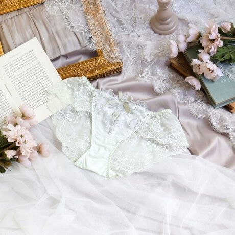 [^ԁFN0572521]y[XtłNVJȖ́z@ׂȃ[XƊ􉽊w͗l~bNXANVJȃV[YłBhイ̊zɉԕ̃bZ[XgpA肰Ȃ؂ȎdオɁB̏ォ瑾߂̃Xeb`ŁACpNĝ􉽊w͗l̋Ȑقǂ܂B􉽊w͗l̓LLƋPׂȃőŜA̖͗lƃN悤ȃ[t̎hイAg[̒ɂiȉ؂₩vXĂ܂BJ[͐VG߂̖Ku₩ȃO[Au[ƁAGKgȃubNœWJB[X̑@ׂȏdȂy߂ANVJȑl̖͂oĂRNVłBACeEpgn͑[XɂȂĂALk̂郌[XɐSn悭tBbg܂Bɂ̓SgĂȂ̂ŐH܂AƂSnłB{gXւV[cC܂BʋC悭AKɂp܂BÂA_߂ȂʊfUCAOWA[ȑl͋̕Co܂BTCYMFqbv 87`95cmLFqbv 92`100cmidlEobNLkFEtgF኱聃֘AACẽACe͈ȉ育mFBE62520 uW[iBECEDjE62521 uW[iEEFjE62522 uW[iGEHjE72520 m[}V[cE72521 [XV[cE72524 TobNE72526 Tj^[E12520 XbvƖ̊֌WɂAۂFČꍇ܂B܂Ap\REX}[gtHȂǂ̊ɂA኱iƉ摜̃J[قȂꍇ܂B