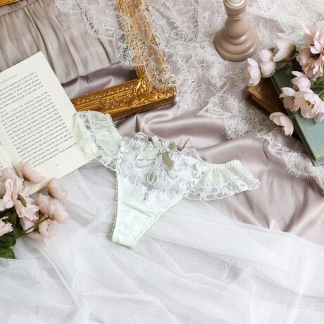 [^ԁFN0572524]y[XtłNVJȖ́z@ׂȃ[XƊ􉽊w͗l~bNXANVJȃV[YłBhイ̊zɉԕ̃bZ[XgpA肰Ȃ؂ȎdオɁB̏ォ瑾߂̃Xeb`ŁACpNĝ􉽊w͗l̋Ȑقǂ܂B􉽊w͗l̓LLƋPׂȃőŜA̖͗lƃN悤ȃ[t̎hイAg[̒ɂiȉ؂₩vXĂ܂BEGXgobNɂăMU[ꂽ`[ƃbZ[Xd˂āATobN̐SƂ߂ʂȃfUCɁBJ[͐VG߂̖Ku₩ȃO[Au[ƁAGKgȃubNœWJĂ܂B[X̑@ׂȏdȂy߂ANVJȑl̖͂oĂRNVłBACeEpTobNV[c͑̃V[cɔוzʐςȂߒʋC悭Aɂ߉Kɂp܂BV[c̃CCɂȂȂ߁A{gX̎ނ킸Lp܂BTCYMFqbv 87`95cmLFqbv 92`100cmidlEobNLkFEtgF኱聃֘AACẽACe͈ȉ育mFBE62520 uW[iBECEDjE62521 uW[iEEFjE62522 uW[iGEHjE72520 m[}V[cE72521 [XV[cE72524 TobNE72526 Tj^[E12520 XbvƖ̊֌WɂAۂFČꍇ܂B܂Ap\REX}[gtHȂǂ̊ɂA኱iƉ摜̃J[قȂꍇ܂B