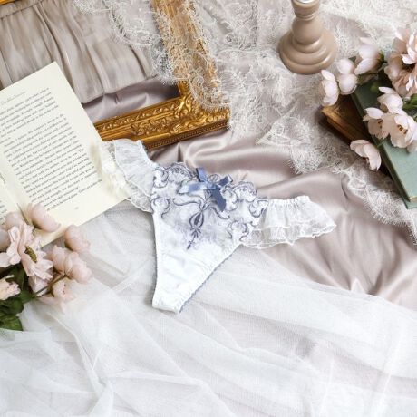 [^ԁFN0572524]y[XtłNVJȖ́z@ׂȃ[XƊ􉽊w͗l~bNXANVJȃV[YłBhイ̊zɉԕ̃bZ[XgpA肰Ȃ؂ȎdオɁB̏ォ瑾߂̃Xeb`ŁACpNĝ􉽊w͗l̋Ȑقǂ܂B􉽊w͗l̓LLƋPׂȃőŜA̖͗lƃN悤ȃ[t̎hイAg[̒ɂiȉ؂₩vXĂ܂BEGXgobNɂăMU[ꂽ`[ƃbZ[Xd˂āATobN̐SƂ߂ʂȃfUCɁBJ[͐VG߂̖Ku₩ȃO[Au[ƁAGKgȃubNœWJĂ܂B[X̑@ׂȏdȂy߂ANVJȑl̖͂oĂRNVłBACeEpTobNV[c͑̃V[cɔוzʐςȂߒʋC悭Aɂ߉Kɂp܂BV[c̃CCɂȂȂ߁A{gX̎ނ킸Lp܂BTCYMFqbv 87`95cmLFqbv 92`100cmidlEobNLkFEtgF኱聃֘AACẽACe͈ȉ育mFBE62520 uW[iBECEDjE62521 uW[iEEFjE62522 uW[iGEHjE72520 m[}V[cE72521 [XV[cE72524 TobNE72526 Tj^[E12520 XbvƖ̊֌WɂAۂFČꍇ܂B܂Ap\REX}[gtHȂǂ̊ɂA኱iƉ摜̃J[قȂꍇ܂B