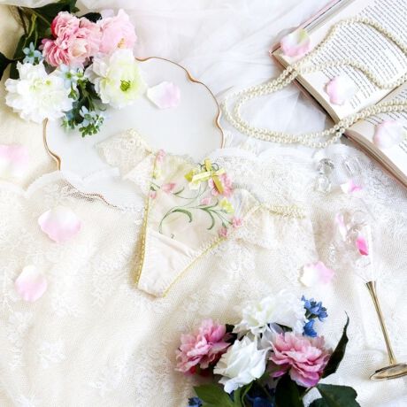 [^ԁFN0572584]yFN₩Ȏhイgɂ܂ƂāznK[̓`IȃJ`hイ`[tɂV[YłBJtŃCpNĝԖ͗l[X́Ast̓tȃXeb`ŁAΏƓIɉԂт̓E[[ł炤ƂŁAӂƂ̊Ɖ؂₩\B|CgœIȕ҂ݏグXeb`قǂƂŁANtgoĂ܂BobNX^Cɂ͂̂Ԃ̃AbvPYāAT}炵炵vX܂Bfނ̃~bNXzF̑gݍ킹ȂǐV\ɂ蔲Al̏ɑRNVłB̂ӂƂ܂ÂւƕςĂ܂悤ȃACeɂȂ܂悤ɁBN̔o uRisa Magli Reinei[kjvuh̐Eςy݂BACeEpEGXgobNɂđ[XdlɂȂĂ܂BTobNV[c͑̃V[cɔוzʐςȂߒʋC悭Aɂ߉Kɂp܂BV[c̃CCɂȂȂ߁A{gX̎ނ킸Lp܂BobNG̗D[X̂߁ATobNV[c߂Ă̕pĂ₷fUCłBTCYMFqbv 87`95cmLFqbv 92`100cmidlEobNLkFEtgF聃֘AACẽACe͈ȉ育mFBE62580 uW[iBECEDjE62581 uW[iEEFjE62582 uW[iGEHEIjE72580 m[}V[cE72581 [XV[cE72584 TobNV[cE72585 qbvnOE72586 Tj^[V[cE12580 XbvƖ̊֌WɂAۂF