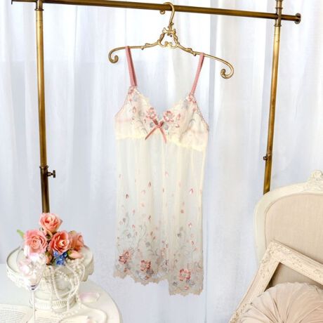 [^ԁFN0512580]yFN₩Ȏhイgɂ܂ƂāznK[̓`IȃJ`hイ`[tɂV[YłBJtŃCpNĝԖ͗l[X́Ast̓tȃXeb`ŁAΏƓIɉԂт̓E[[ł炤ƂŁAӂƂ̊Ɖ؂₩\B|CgœIȕ҂ݏグXeb`قǂƂŁANtgoĂ܂Bgñ[Xɂ͕ɐĕĂ悤ȉԂт̎hイقǂAGKgȋCiӂACeɁBfނ̃~bNXzF̑gݍ킹ȂǐV\ɂ蔲Al̏ɑRNVłB̂ӂƂ܂ÂւƕςĂ܂悤ȃACeɂȂ܂悤ɁBN̔o uRisa Magli Reinei[kjvuh̐Eςy݂BACeEpgn̓[XfނgpĂ܂BƂC̗ǂSnŁAs[XȂǂ̂m̃Ci[ƂĂp܂BTCYMFoXg 79`87cmiF75cmjLFoXg 86`94cmiF75cmjidlEXgbv߉\iOsjEgn̐LkF኱聃֘AACẽACe͈ȉ育mFBE62580 uW[iBECEDjE62581 uW[iEEFjE62582 uW[iGEHEIjE72580 m[}V[cE72581 [XV[cE72584 TobNV[cE72585 qbvnOE72586 Tj^[V[cE12580 XbvƖ̊֌WɂAۂFČꍇ܂B܂Ap\REX}[gtHȂǂ̊ɂA኱iƉ摜̃J[قȂꍇ܂B