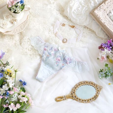 [^ԁFN0572714]yԁXDȂ][gEFfBOzԁXɈ͂܂ꂽ][gEFfBOC[WV[YłB[XɎhイꂽFƂǂ̉ԁX́A|WVjOvgkȃJ[OقǂƂŁAɂ͂Ȃꂽ؂₩Ɏdオ܂BԂ̎n[g̃`[t́ALLƂ@ׂȃł炢AiȋPɁB܂ŊzɏꂽĜ悤ȁAȂ܂o܂BTChɂ̓vgԂ̃VA[AbvPAobNX^Cɂ̓z[Əȃ{YāAl̉炵vX܂B̂ӂƂ܂ÂւƕςĂ܂悤ȃACeɂȂ܂悤ɁBN̔o uRisa Magli Reinei[kjvuh̐Eςy݂BACeEpEGXgobNɂđ[XdlɂȂĂ܂BTobNV[c͑̃V[cɔוzʐςȂߒʋC悭Aɂ߉Kɂp܂BV[c̃CCɂȂȂ߃{gX̎ނ킸Lp܂BobNG̗D[X̂߁ATobNV[c߂Ă̕pĂ₷fUCłBTCYMFqbv 87`95cmLFqbv 92`100cmidlEobNLkFEtgF聃֘AACẽACe͈ȉ育mFBE62710 uW[iBECEDjE62711 uW[iEEFjE62712 uW[iGEHjE42713 ₷݃uiMELjE42714 ₷݃uiLLjE42715 ₷݃ui3LjE72710 m[}V[cE72711 [XV[cE72714 TobNV[cE72716 Tj^[E12710