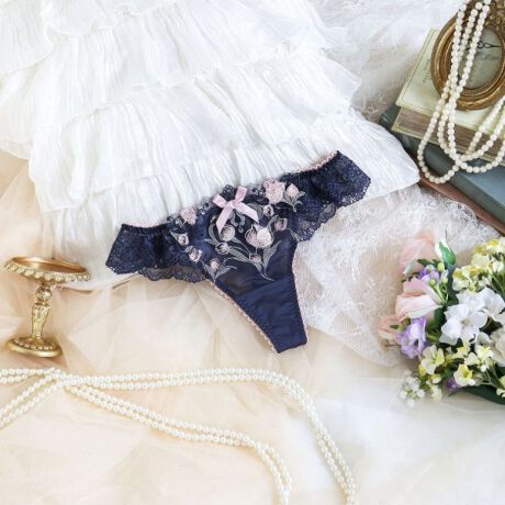 [^ԁFN0572574]y؂₩ȓ̂悤Ȕ܂ƂāzC^A̔`[tɂV[YłB[Xɂ͕ɂȂт`[bv̂ԂhイāA炵tF~jȈۂɁB̃GbWC[W@ׂȊ􉽊w͗lXJbvɂقǂāA؂₩ȂCpNĝfUCɎdオ܂BTChƃobNX^Cɂ͓̃GbW͗lƃ`[bṽAbvPvXāA؂oBFWJ͒nCAzJ[A炵GKgȃJ[܂ŁAۂVѐSӂRNVłB̂ӂƂ܂ÂւƕςĂ܂悤ȃACeɂȂ܂悤ɁBN̔o uRisa Magli Reinei[kjvuh̐Eςy݂BACeEpEGXgobNɂđ[XdlɂȂĂ܂BTobNV[c͑̃V[cɔוzʐςȂߒʋC悭Aɂ߉Kɂp܂BV[c̃CCɂȂȂ߁A{gX̎ނ킸Lp܂BobNG̗D[X̂߁ATobNV[c߂Ă̕pĂ₷fUCłBTCYMFqbv 87`95cmLFqbv 92`100cmidlEobNLkFEtgF聃֘AACẽACe͈ȉ育mFBE62570 uW[iBECEDjE62571 uW[iEEFjE62572 uW[iGEHjE52573 \tguE72570 m[}V[cE72571 [XV[cE72574 TobNE72576 Tj^[E12570 XbvƖ̊֌WɂAۂFČꍇ܂B܂Ap\REX}