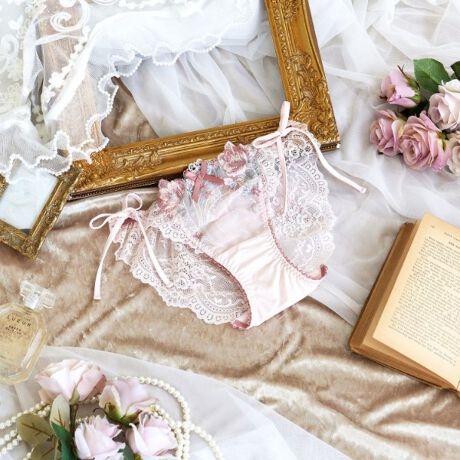 [^ԁFN0574572]yaõVtHj[zôԂƐ`͗lgݍ킹A؂ŃGKgȃV[YłB[XŜɍ炫قւ̃óA_ȃJ[OŃCpNgA炵ۂɁBɂ͗lXȏԂ̎hJ炢A炵vX܂Bɕ`ꂽ͗l͐̐11ɕωA2F̃ӂ񂾂ɂقǂƂŁAȏ݊Ăw̉؂₩oB؂ȃGu[XݏoaAgɒ邽ѐSƂ߂Ă悤ȃWF[Ɏdオ܂B̂ӂƂ܂ÂւƕςĂ܂悤ȃACeɂȂ܂悤ɁBN̔o yRisa Magli Reinei[kjzuh̐Eςy݂BACeEpTCh̃{͌іڂقǂdl̂߁AEGXgTCY̒\BD݂̒SnɒĂ܂B{͐Lk邽߉ɂAق̂ƃZNV[ĂACełBTCYMFqbv 87`95cmLFqbv 92`100cmidlEobNLkFEtgF聃֘AACẽACe͈ȉ育mFBE64570 uW[iBECjE64571 uW[iDEEEFjE64572 uW[iGEHjE44573 ₷݃uiMELjE44574 ₷݃uiLLjE44575 ₷݃ui3LjE74570 m[}V[cE74571 [XV[cE74572 {V[cE74574 TobNE74576 Tj^[E14570 XbvƖ̊֌WɂAۂFČꍇ܂B܂Ap\REX}[gtHȂǂ̊ɂA኱iƉ摜̃J[ق