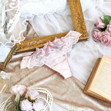 [^ԁFN0574574]yaõVtHj[zôԂƐ`͗lgݍ킹A؂ŃGKgȃV[YłB[XŜɍ炫قւ̃óA_ȃJ[OŃCpNgA炵ۂɁBɂ͗lXȏԂ̎hJ炢A炵vX܂Bɕ`ꂽ͗l͐̐11ɕωA2F̃ӂ񂾂ɂقǂƂŁAȏ݊Ăw̉؂₩oB؂ȃGu[XݏoaAgɒ邽ѐSƂ߂Ă悤ȃWF[Ɏdオ܂B̂ӂƂ܂ÂւƕςĂ܂悤ȃACeɂȂ܂悤ɁBN̔o yRisa Magli Reinei[kjzuh̐Eςy݂BACeEpEGXgobNɂđ[XdlɂȂĂ܂BTobNV[c͑̃V[cɔוzʐςȂߒʋC悭Aɂ߉Kɂp܂BV[c̃CCɂȂȂ߁A{gX̎ނ킸Lp܂BobNG̗D[X̂߁ATobNV[c߂Ă̕pĂ₷fUCłBTCYMFqbv 87`95cmLFqbv 92`100cmidlEobNLkFEtgF聃֘AACẽACe͈ȉ育mFBE64570 uW[iBECjE64571 uW[iDEEEFjE64572 uW[iGEHjE44573 ₷݃uiMELjE44574 ₷݃uiLLjE44575 ₷݃ui3LjE74570 m[}V[cE74571 [XV[cE74572 {V[cE74574 TobNE74576 Tj^[E14570 Xbv<br