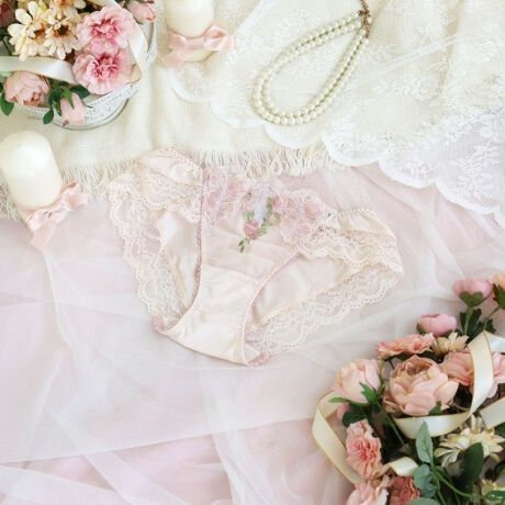 [^ԁFN0574610]yӂh郊{ŃhXAbvztX̃RRl̑ӂ񂾂ɂAhX`[tɂV[YłBhX̋̃{C[W`[AbvṔA_ɏd˕t邱ƂŁA؂ȃN`[oB@ׂȃOf[VƊۂ݂̂VGbgŁAłӂƌ񂾂悤Ȃ炩ۂɎdオ܂Bɂ̓{̕҂ݏグfUCAɍ炭ԁX炢AԂ͖x̂Xeb`ŗ̓IɁBŜɃLLƋPقǂAv킸SƂ߂}eBbNȃfUCłB̂ӂƂ܂ÂւƕςĂ܂悤ȃACeɂȂ܂悤ɁBN̔o uRisa Magli Reinei[kjvuh̐Eςy݂BACeEpx[VbNȃrLj^CṽV[cłBV[c̑ɂ̓[XgpA{gXւɂȂĂ܂BEGXgɂ͐Lт̂悢Sgp邱ƂŁADɃtBbg܂BƂC̗ǂSnłBTCYMFqbv 87`95cmLFqbv 92`100cmidlEobNLkFEtgF聃֘AACẽACe͈ȉ育mFBE64610 uW[iBECjE64611 uW[iDEEEFjE64612 uW[iGEHjE74610 m[}V[cE74611 [XV[cE74613 tAV[cE74614 TobNE74616 Tj^[E34610 L~\[E24611 ^bvpcƖ̊֌WɂAۂFČꍇ܂B܂Ap\REX}[gtHȂǂ̊ɂA኱iƉ摜̃J[قȂꍇ܂B