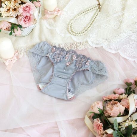 [^ԁFN0574616]yӂh郊{ŃhXAbvztX̃RRl̑ӂ񂾂ɂAhX`[tɂV[YłBhX̋̃{C[W`[AbvṔA_ɏd˕t邱ƂŁA؂ȃN`[oB@ׂȃOf[VƊۂ݂̂VGbgŁAłӂƌ񂾂悤Ȃ炩ۂɎdオ܂Bɂ̓{̕҂ݏグfUCAɍ炭ԁX炢AԂ͖x̂Xeb`ŗ̓IɁBŜɃLLƋPقǂAv킸SƂ߂}eBbNȃfUCłB̂ӂƂ܂ÂւƕςĂ܂悤ȃACeɂȂ܂悤ɁBN̔o uRisa Magli Reinei[kjvuh̐Eςy݂BACeEpRisa MaglĩTj^[V[ćAuW[ƃyAŃfUC肵Ă܂Bu[ȓłR[fBl[gyŗJTȋCHAPPYɁBȊ肢߂Ă͂܂BC̗ǂSnŃXgXt[ɂ܂BNb`̓JTJTƉȂɂA̗Ƃ₷hzgpĂ܂Bɂ̓[XgpA{gXւɂȂĂ܂BTCYMFqbv 87`95cmLFqbv 92`100cmidlEobNLkFENb`hzgp֘AACẽACe͈ȉ育mFBE64610 uW[iBECjE64611 uW[iDEEEFjE64612 uW[iGEHjE74610 m[}V[cE74611 [XV[cE74613 tAV[cE74614 TobNE74616 Tj^[E34610 L~\[E24611 ^bvpcƖ̊֌WɂAۂFČꍇ