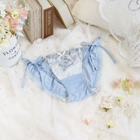 [^ԁFN0574712]yɍ炭AbT̂Ԃ~l߂āzlC𔎂u[ivAVJ[ăoCoBJ[ybgɍ炫ق鏬炵AbT̂悤ɁAԂӂɔ~l߂fUCłB򊴂̂Ԃт͂܂ŕΔ̂悤ŁAԐcɂꂽ̃LLƂ߂AL[gȈۂ^Ă܂Btgɂ͏Ԃ̃u[PC[WfUCvXA̎q炵͋CɁBAbT̉ԌtuDvu䂩v̂悤ɁA炩DӂiȃJ[WJɂȂĂ܂BACeEpTCh̃{͌іڂقǂdl̂߁AEGXgTCY̒\BD݂̒SnɒĂ܂B{͐Lk邽߉ɂAق̂ƃZNV[ĂACełBTCYMFqbv 87`95cmLFqbv 92`100cmidlEobNLkFEtgF኱聃֘AACẽACe͈ȉ育mFBE64710 uW[iBECjE64711 uW[iDEEEFjE64712 uW[iGEHEIjE74710 m[}V[cE74711 [XV[cE74712 {V[cE74716 Tj^[E14710 XbvE34711 JbvtL~\[E24711 ^bvpcƖ̊֌WɂAۂFČꍇ܂B܂Ap\REX}[gtHȂǂ̊ɂA኱iƉ摜̃J[قȂꍇ܂B