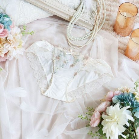 [^ԁFN0574720]ydȂ荇AxẢԁXzɍ炭AxÂԂC[WV[YłB[Xɂ̓tȃXeb`ő_ɕ`AxAƏԂhJāȀォ炨̃`[AbvP炤ƂŁAŝ@ׂȎdオɁBɃcC[h̖Ԗږ͗lقǂԂ̃AbvPd˂āALLƋPƃ|Cg̃J[OAԂӂƕoĂlq炵\Ă܂Btgӂɂ͊􉽊w͗l𗧑̓IȃCP~@łقǂāAGKgȔoBFWJ~̋Cɗnނ悤ȁA炩iȕ͋CoRNVłB̂ӂƂ܂ÂւƕςĂ܂悤ȃACeɂȂ܂悤ɁBN̔o yRisa Magli Reinei[kjzuh̐Eςy݂BACeEpx[VbNȃrLj^CṽV[cłBV[c̑ɂ̓[XgpA{gXւɂȂĂ܂BEGXgɂ͐Lт̂悢Sgp邱ƂŁADɃtBbg܂BƂC̗ǂSnłBTCYMFqbv 87`95cmLFqbv 92`100cmidlEobNLkFEtgF聃֘AACẽACe͈ȉ育mFBE64720 uW[iBECjE64721 uW[iDEEEFjE64722 uW[iGEHjE74720 m[}V[cE74721 [XV[cE74724 TobNE74725 qbvnOE74726 Tj^[E14720 XbvƖ̊֌WɂAۂFČꍇ܂B܂Ap\REX}[gtHȂǂ̊ɂA኱iƉ摜̃J[قȂꍇ܂B