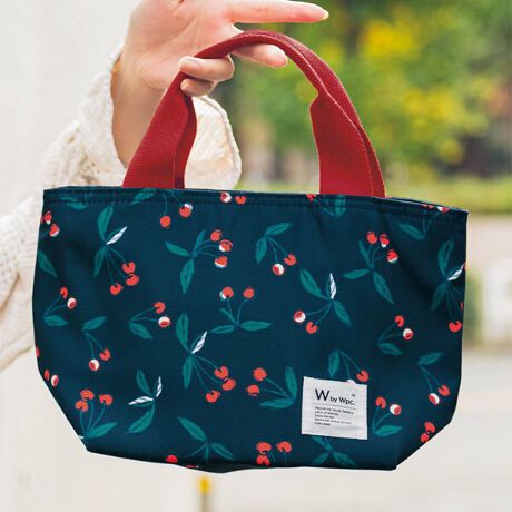 miԁFW035-204n}`LĎg₷Aۗ⃉`obOٓybg{g̎[ɂ҂ȃTCYɎdグ܂B`{bNX 500ml ̃ybg{g[łۗ⃉`obOBۗ@\̂A~nƕۗ܂郁bV|Pbgɂė₽L[vł邽߁Aٓ̎^тłȂAn₷`R[gȂǂ̐Hނ^ԍۂɂd󂵂܂Bgp̒ӁE̐i͗₷ʂ͂܂̂ŗv①̐Hiݕꍇ͂ӂBEԂɂ킽ĐHiꂽ܂܂ɂȂłBE{̗prȊOł̂gp͂߂BEIȂǂɂP[XGꍇ܂BE̐i͖hł͂܂BgpɂȂOɐiɕtĂ邲gp̒ӂǂ݂B[Wpc. Patterns/ _us[V[p^[Y]2004NɒahXeBbNCObYuhuWpc.ṽeLX^CfUCŁA̗lXȃV[uʂvuLvɂ郉CtX^CObYĂĂ܂BWpc. will continue to create goods to color your life with its textile designs.