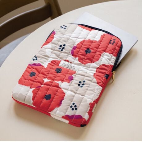 [^:W111]TXeBiuŋ@\˔PCP[XiMTCYjP̃fbhXgbNngpĂ܂B͂H{Ă邽߁AꂪɂłBp\RȂӂӂ̏_炩fނgpĂ܂B͎[Ďgp邱ƂłAJ₷_ut@Xi[AƎ[łwʃ|Pbgtŋ@\[B^ubg[⏬PC̎^тɍœKłB̃KWFbg|[`ƃZbgł̎gp߂łBTCY@TCY͖ڈƂȂ܂BW23cm~H33cm~D2cmΉTCYip\Rj12C`x܂Ł͂H̏i͐nɂ͂H{Ă܂BHJ͂Aɂ͂H{܂B͂ʂ͂gpgppxɂ菙XɒቺĂ܂BȂǎނɂĂ͎ɂ܂̂ŗ\߂BgpɂȂOɐiɕtĂ邲gp̒ӂǂ݂B[Wpc. / _us[V[]TOPBi𑱂PuhBuWpc.v́wVȉ\𐶂ݏoxX[K2004Nɒa{̃CObYuhBlXȐW̕ɎPƂւ̔ӎ𔭐M܂BĉJ̓̓KĂ炦鐻i͂܂B