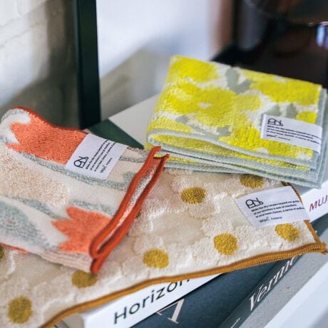 [^:H12]igɂƂMtgɂœKȃnJ`^IlC̃fUC𗎂Ƃ񂾃nJ`BSW߂Ȃ邭炢AĂ܂ӂӂ̎Gőfނɂ܂BTCYF25.5cm~25.5cmgpɂȂOɐiɕtĂ邲gp̒ӂǂ݂B[Wpc. Patterns/ _us[V[p^[Y]SɁAA悤BP͂߂Ƃ郌CObYuhuWpc.vaACtX^CuhB Wpc.̃CObYɍ̗pĂwJ̓łS₩ɁxƂzɒzIWifUCAX̕炵ɖ𗧂܂܂ȃACeɂ̂Ă͂܂B J̓łȂA̓A܂̓B tďH~ 365 ACȂXʂȓ܂ŁB Wpc. Patterns ́AeLX^CfUCʂāAlX̐S𐰂₩ɍʂ鐻iÂڎw܂B[Wpc. / _us[V[]uVȉ\𐶂ݏovX[K2004Nɒa{̃CObYuhBlXȐW̕ɎPƂւ̔ӎ𔭐M܂BĉJ̓̓KĂ炦鐻i͂܂B