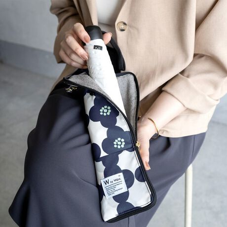 [^:W173-202]܂肽ݎP[łAuP[XiPP[XjEGꂽP̂܂܃obOɎ[ł悤A͋zfނ̗pBE[Lt@Xi[Ȃ̂ő傫JƂłAX[YɎP̏oł܂BERpNgɐ܂肽߂̂Ŏ^тɂ֗łBEXibv{^Œ2iKɒ߉\B莝̎Pɍ킹Ē߂ł܂BEЂɋtĂ̂ŁAobOɎtĎ^ԂƂł܂BEOɎP܂[ł|PbgtBE܂肽ݎP̑Aybg{gz_[ƂĂgp܂ByP̓KTCYzF28cm܂Ŏ́F21cm܂Ły͂Hz̏i͐nɂ͂H{Ă邽߁A͂₷AɂłB͂ʂ͂gpgppxɂ菙XɒቺĂ܂BȂǎނɂĂ͎ɂ܂̂ŗ\߂BgpɂȂOɐiɕtĂ邲gp̒ӂǂ݂B[Wpc. / _us[V[]uVȉ\𐶂ݏovX[K2004Nɒa{̃CObYuhBlXȐW̕ɎPƂւ̔ӎ𔭐M܂BĉJ̓̓KĂ炦鐻i͂܂B