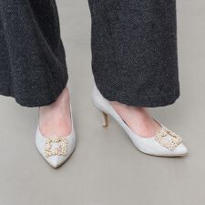 ラウナレア(Launa lea)の【25秋冬新色】【お呼ばれ・結婚式にも】ビジューポインテッドトゥパンプス(0484,0484A)