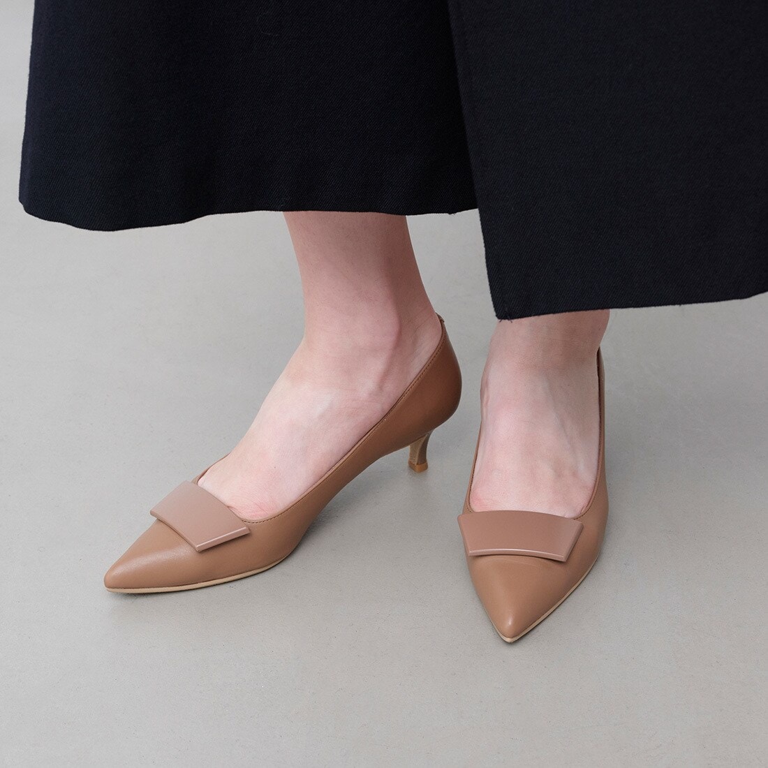 新品未使用✨️DIANAグレー ポインテッドトゥパンプス ゴールドバックル付き 靴・バッグのダイアナ通販サイト ｜ ポインテッドトゥ パンプス