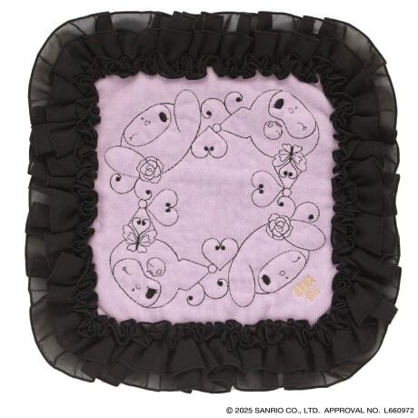 [^:0014440001]}CfBEN~̂낢Ajo[T[LOXyVACe􂽂ՂƃMU[񂹂tL[gȃ^InJ`łB^I͖20cmƏԂȃTCYɂȂĂA{[̂tƐ▭ȃoXɎdグ܂Bt̓VɂȂɂ|GXefނgpĂ܂ByANNA SUI ~ MY MELODY KUROMIz2025N̓}CfB50NEN~20N"낢"Ajo[T[C[BANNA SUIƂ̃R{[Ve[}́wAJ_Ci[xIWiA[g𒆐SɁAt⃊{ӂ񂾂ɎgpL[gȌRNVłB