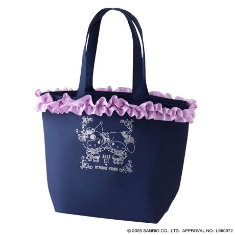 [^:1106080001]}CfBEN~̂낢Ajo[T[LOXyVACe􂽂ՂƃMU[񂹂tƔvgL[gȃg[gobOB}`Ղ肠邽߁AƂo|TuobO܂ŕLV[Ŋ􂵂܂Bnɂ̓R{̃A[gngpĂ܂ByANNA SUI ~ MY MELODY KUROMIz2025N̓}CfB50NEN~20N"낢"Ajo[T[C[BANNA SUIƂ̃R{[Ve[}́wAJ_Ci[xIWiA[g𒆐SɁAt⃊{ӂ񂾂ɎgpL[gȌRNVłB