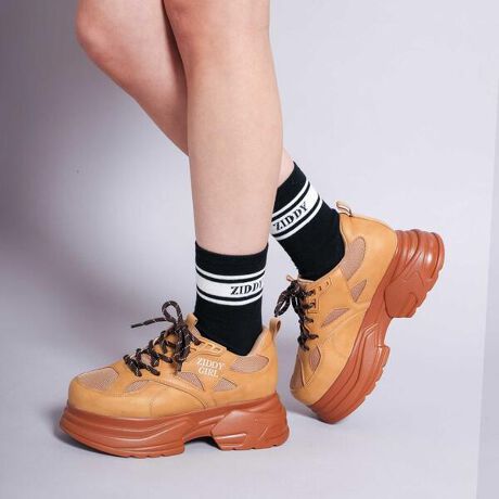 [^ԁF1240-73007]TChɓ|Cg̃SCOOLȃXj[J[B̃Xj[J[AVvǂǂȕɂ킹₷AȂႤIwZłxł劈ԈႢȂBJ[̓ubNƃLix[Wj2FWJBǂg₷ႤBH~ɂ̂GoodIJWAȂfUCAƂȏꏊɂĂ̂|CgBFBƂ낢ŗAΒڂ̓IɂȂ͂yZIDDY(WfB[)z~teen Lady~fB[XghꂽN[ł҂iȃX^CāB