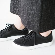 アキュアーズ(AcureZ)のフィット感◎ キレイ色スニーカー「母趾にやさしいスニーカー」