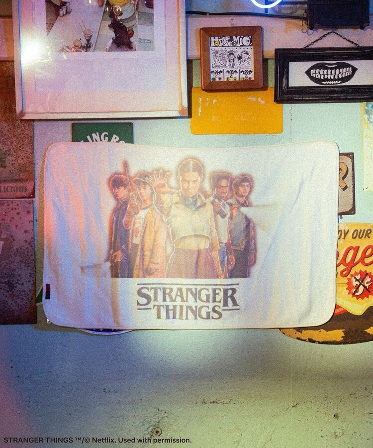 □STRANGER THINGS×MINNETONKA フリースブランケット | グリーン