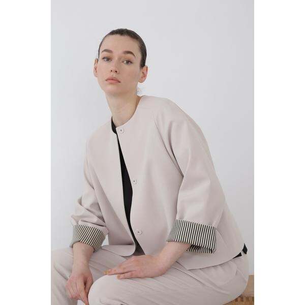 アドーア　ドライタッチジョーゼット　ノーボタンジャケット　プリーツ　白　38　M アドーア ドライタッチジョーゼット ノーボタンジャケット