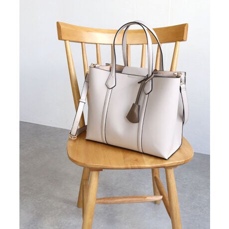 yCALLA / J[zǂȃX^Cɂ}b`fUĆuCALLAvBʋ΂͂AIIt킸g₷A}Vv͂łBTrysilŃOZ[̐lCACeByfUCzEoCJ[̃L[`[悢ANZgEiȍvgpvXEEwAEƎȂǃIP[Wɂy@\zEɃt@Xi[td؂|PbgE͊JX[Yȃ}OzbNdlE2wayŎg钅E\ȃV_[xgEȂǂtL[`[tyfށzEyʂ̍vgpE悢V{iȎyXybNzEA4(22~31cm)FZEz(10~20cm)FZE500mlybg{g(^e)FZE500mlybg{g(R)FZE|PbgF2EdʁF600EV_[XgbvF90`119cmETCYႢ(XܕiԁF2231-115-1)Eh}pACeyV[YWJ(i)zE2231-115-1@CALLA / 2wayg[gobOE2241-153-1 / c^A4g[gobOyBRANDzMIAN /~AR[fBl[gɃvX邱ƂŎ炵yށAȑl̏ɌuhBX^_[hghꂽACe܂ŁA@\IŗVѐŜfC[[XobOĂĂ܂ByATTENTIONz摜̏i̓TvłBۂ̏iƐFAdlAHATCYAfޓ኱قȂꍇ܂BE摜̏i͌̏Ǝ˂pxɂAƐFقȂꍇ܂B܂\̃TCYƎ͎኱قȂꍇ܂̂ŁA\߂BEvL̂ɂꍇ܂BɂCɂȂꍇ͈xAĂ炲gpBEv́ȂfނƖƐFڍs\܂Bfނ̐邱Ƃł܂̂ŁA\߂B[^:2211-108-1]