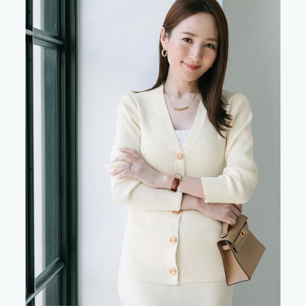 大流行中！ 星玲奈さんコラボアイテム】ｺﾞｰﾙﾄﾞ釦Vﾈｯｸﾌｨｯﾄﾆｯﾄｶｰﾃﾞｨｶﾞﾝ トップス