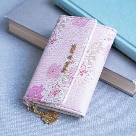 [^:PJA-W973]sV[YtCHRYSANTHEME GLITTER / NUe[EPAUL&JOE̒ŃklbgƕςȂlCւuNUe[viȃNUe[ɃU΂߂lfUCBsitɂƂĕKíghhrWlXV[ł̓VvȃfUCA؂₩Ȉۂ^ĂNUe[`[tɂfUCBԕ͏炵vXĂ邾łȂAׂȃpbƖ邭Ă̂ŁAh̎ɍDۂ^܂Bh̒łg肪ǂƂ钆Ɏd؂fBe[B̖hƂh𕪂Ď[Ă\ŁAX[Yɖhς܂鎖o܂Bʂɂ̓g[̃NUe[̃`[tALLƌ`[vXBAEjƂĂ߂łBsuhtPAUL&JOE ACCESSOIRES / |[AhW[ ANZ\NGCeBufBN^[Sophie Mechaly(\tB[EV[)̓l̑q̖Ouhl[ƂPAUL & JOE- e悤ȋPAgDȂ̂ɐŁA҂킪܂ -PAUL & JOEf鏗́A킪܂܂ɎvقǂɋӎuƐMOɂӂA̋߂̂𖾊mɐSX^CbVȏłBAj}t[`[tƂj[Nȃp^[gpRNV͊yɈAuh̃ACfeBeB[łhJOIE DE VIVIRE(邱ƂɊ)hAfUĈ鏈ɎU΂߂Ă܂BsXybNtJ@FzbNJdlFt[|Pbg~1(d؂肠) / J[h|Pbg~1wʎdlFt[|Pbg~1stitpBOX