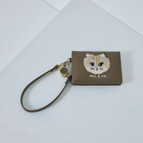 [^ԁFPJA-W1083]PAUL&JOE ACCESSOIRES - CAT EMBROIDERY&nbsp;-PAUL&JOẼC[WɂȂĂglRh`[tɑ傫ȃlR̎hJ{VV[YBLb`[ȎhJƂ͗ɃS[hPAUL&JOẼS^t鎖ōĂ܂B\ʂ̃VvȃJ[Ƃ͑ΏƓIȃrrbgJ[ɔE΂鎖ŊJɋCオfUCɁBg̗ǂlCr[ƃuE2FWJő蕨ƂĂ߁B----------------------------------------------------------------------point .ƕ֗ȃACeƂĐlCW߂hpXP[XhB̒łɐlC̍[R[htBobO̎ɒʂĎ^ԎŒʋΎICJ[h̎gpɕ֗BEwʂɃNAJ[h|Pbg鎖œɂ͐̃J[hEwʂɂICJ[hȂǎglXB̑ɂJ[h|PbgApXP[XƂĂłȂAJ[hP[XƂĂgقǂ̋@\BǂȕɂƂĂg̗ǂACeő蕨ƂĂ߂łB----------------------------------------------------------------------brand : PAUL & JOE ACCESSOIRESNGCeBufBN^[Sophie Mechaly(\tB[EV[)̓l̑q̖Ouhl[ƂPAUL & JOE- e悤ȋPAgDȂ̂ɐŁA҂킪܂ -PAUL & JOEf鏗́A킪܂܂ɎvقǂɋӎuƐMOɂӂA̋߂̂𖾊mɐSX^CbVȏłBAj}t[`[tƂj[Nȃp^[gpRNV͊yɈAuh̃ACfeBeB[łhJOIE DE VIVIRE(邱ƂɊ)hAfUĈ鏈ɎU΂߂Ă܂B----------------------------------------------------------------------detail .{ :EW11~H8~D1 cmEdʁF80gEfށF{ / v@n / |GXe&lt;dl&gt;EzbNJEFJ[h|Pbg~4 / NAJ[h|Pbg~1@wʁFNAJ[h|Pbg~1@ʁF[R[ht(Os)Et : pBOXEYF