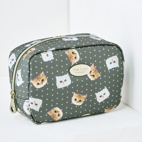 sV[YtGIPSY & NOUNETTE / WvklPAUL&JOẼuhC[WɂȂĂgklbgWvV[h`[tɑɗƂ񂾍ŐVV[YBWvV[Eklbg̒ɂׂ͍ȃhbgvXAtĂ炵荂߂fUCɁBŜ̃fUCɍ킹ăT[NfBe[̃S^gpBJWAȒɍ܂BGߊ̂u₩ȃu[EIWɃx[VbNJ[̃O[킹S3FWJBsitg̗ǂXNGAfBe[̃}`|[`BobO̒ɓĂXNGA^ň肵AۂɎgpۂɂĂ鎖\łBRpNgȃTCYȂɂ̓t[|PbgACNpiƕĂRbgȂǂ̏ނ̎[ɕ֗łBƂ}`̂ŁAڈȏɒɉו[鎖\B傫Jt@Xi[ŃCNpi̎oyXBCNpi̎[łȂAs̍ۂ̃AjeB̎^тɂg܂BsuhtPAUL&JOE ACCESSOIRES / |[AhW[ ANZ\NGCeBufBN^[Sophie Mechaly(\tB[EV[)̓l̑q̖Ouhl[ƂPAUL & JOE- e悤ȋPAgDȂ̂ɐŁA҂킪܂ -PAUL & JOEf鏗́A킪܂܂ɎvقǂɋӎuƐMOɂӂA̋߂̂𖾊mɐSX^CbVȏłBAj}t[`[tƂj[Nȃp^[gpRNV͊yɈAuh̃ACfeBeB[łhJOIE DE VIVIRE(邱ƂɊ)hAfUĈ鏈ɎU΂߂Ă܂sXybNtJ@Ft@Xi[JdlFt[|Pbg~1stitp