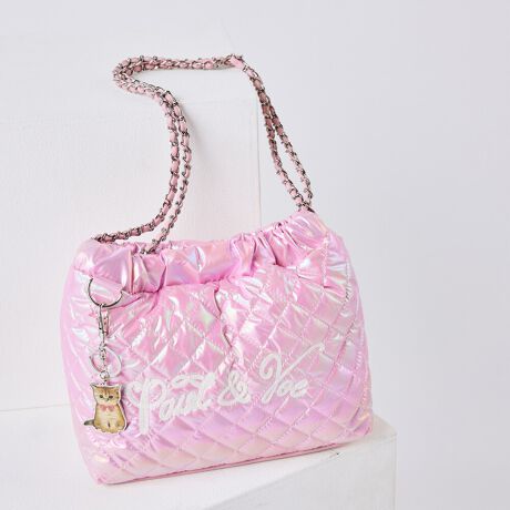 [^ԁFPJA-B1183]sV[YtLOGO QUILTING / SLeBOSʂɃLeBO{AJ[ɍ킹fނgpڂ̍VV[YBPUAL&JOẼSɂ͎hJgpB̊ASʂ̃LeBOɕȂ悤ɂ܂BPAUL&JOẼuhACRɂȂĂgklbgh̃^`[tBO\ŁA̕ɕtĂg܂Bsitgh̃`F[ɎgpAŜۂ݂̂tHɎdグV_[obOBJɂ̓MU[AXɃgh߂Ă܂Big͂A+ȃACeŏqJWAȃp[eB[V[ł􂵂Ă܂BJJςȂɂȂfUC̃fBe[JɃ}OlbgzbNt鎖ŉוяoSzȂA̐lוĂ܂Sz܂BRpNgȃTCYȂɂ̓t[|PbgẢוƕĂƂŕ֗ȃbvȂǂ̏̎[ɕ֗łBsuhtPAUL&JOE ACCESSOIRES / |[AhW[ ANZ\NGCeBufBN^[Sophie Mechaly(\tB[EV[)̓l̑q̖Ouhl[ƂPAUL & JOE- e悤ȋPAgDȂ̂ɐŁA҂킪܂ -PAUL & JOEf鏗́A킪܂܂ɎvقǂɋӎuƐMOɂӂA̋߂̂𖾊mɐSX^CbVȏłBAj}t[`[tƂj[Nȃp^[gpRNV͊yɈAuh̃ACfeBeB[łhJOIE DE VIVIRE(邱ƂɊ)hAfUĈ鏈ɎU΂߂Ă܂sXybNtJ@F}OlbgzbNJdlFt[|Pbg~1stitۑ / CAT^`[~1