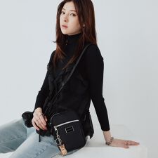 ポールアンドジョーアクセソワ(PAUL & JOE ACCESSOIRES)のミニショルダーバッグ PJA-B1324 カジュアル・プレートメタル