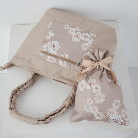 [^ԁFPJA-B1344]sV[YtTRAVEL TOTE / gxg[gobO܂ł̃pbJudl]A܂肽݂̎dl͎c܂ܐp̃|[`Ɏ[dlɕύXgxg[g_炩ȑfނgp鎖Ő܂肽݂₷ÂACeւƕς܂MU[⃍Se[vgpV_[ȂǁAɏ炵ACeɃNUe[𕔕IɎgpfUCǂȃX^Cɂ킹₷x[WElCr[2FWJsitMU[肪fUC̃ANZgɂȂgxg[gBpt@[̂_炩ȔG̃ACełƐGĂȂقǁB[eʂƏ_炩̂鎿Ń}U[YobOƂĂ߁Bt̃SV_[t鎖ŃV_[obOƂĂg2WAYdlBgV[ɍ킹ăX^C`FW\łBsuhtPAUL&JOE ACCESSOIRES / |[AhW[ ANZ\NGCeBufBN^[Sophie Mechaly(\tB[EV[)̓l̑q̖Ouhl[ƂPAUL & JOE- e悤ȋPAgDȂ̂ɐŁA҂킪܂ -PAUL & JOEf鏗́A킪܂܂ɎvقǂɋӎuƐMOɂӂA̋߂̂𖾊mɐSX^CbVȏłBAj}t[`[tƂj[Nȃp^[gpRNV͊yɈAuh̃ACfeBeB[łhJOIE DE VIVIRE(邱ƂɊ)hAfUĈ鏈ɎU΂߂Ă܂sXybNtJ@Ft@Xi[JdlFt@Xi[|Pbg~1 / {gz_[~1OʎdlFt@Xi[|Pbg~1wʎdlFt@Xi[|Pbg~1stitВ